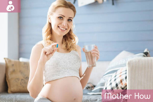 A-pregnant-women-holding-prenatal-vitamins