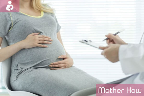 Doctor-advising-pregnant-women