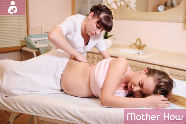 Pregnant-women-receiving-a-back-massage-by-meassure