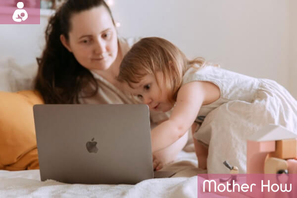 baby-girl-using-laptop