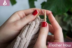 lady-knitting
