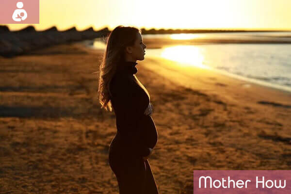 pregnant-women-on-beach