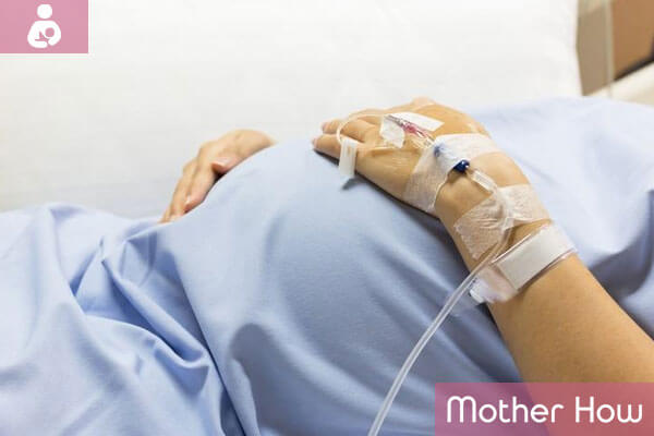 pregnant-women-on-hospital-bed