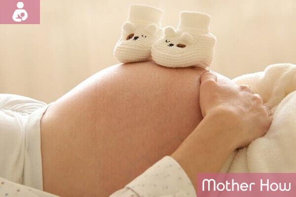 pregnant-women-with-baby-shoes