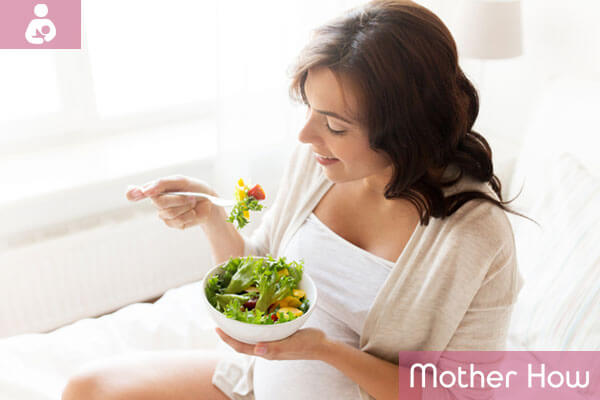Pregnant-women-eating-vegetables