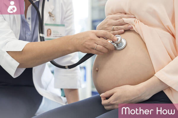 doctor-checking-pregnant-women