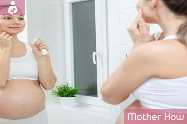pregnant-women-infront-of-mirror