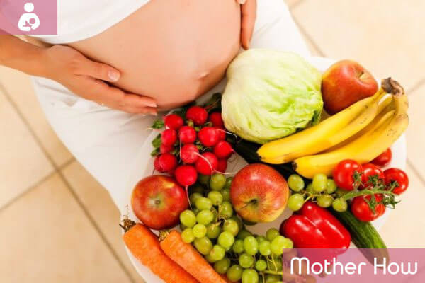pregnant-women-with-fruits