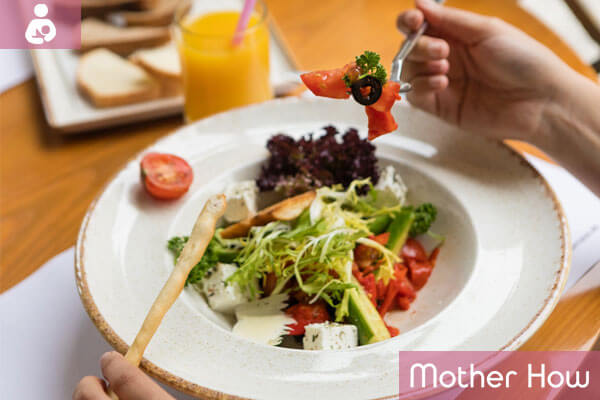 A-Pregnant-Women-Eating-Salad