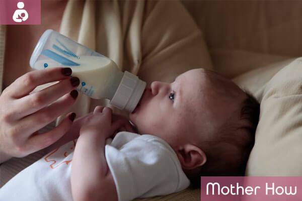 Formula-feeding-baby