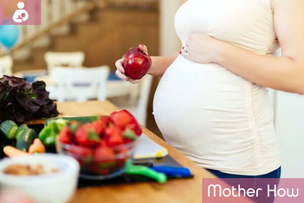 Pregnant-women-holding-apple
