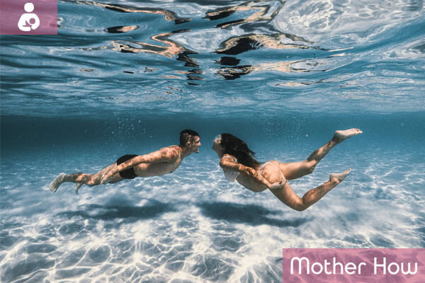 Pregnant-women-swimming-underwater